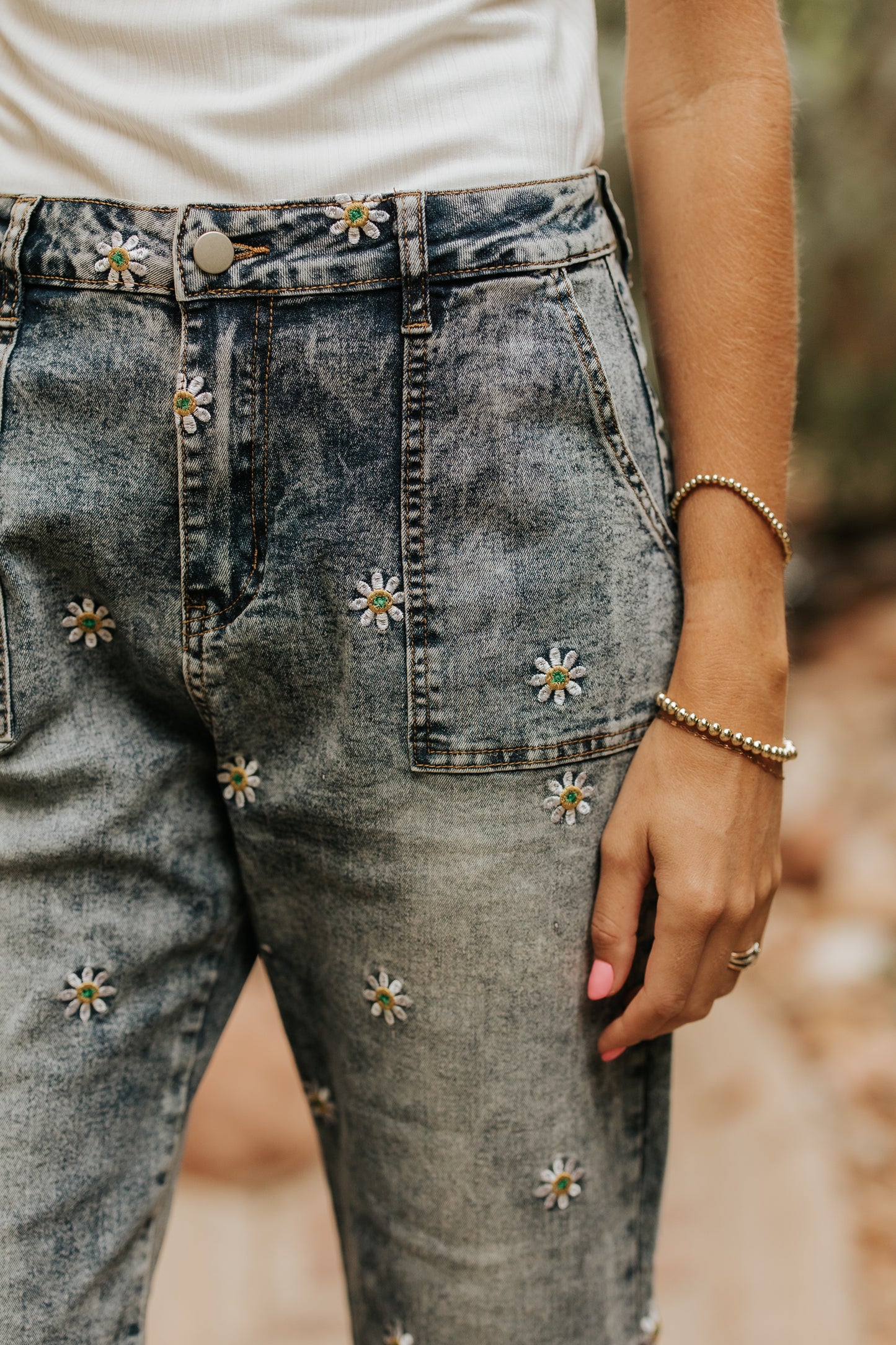 NORA EMBROIDERED DAISY CROPS